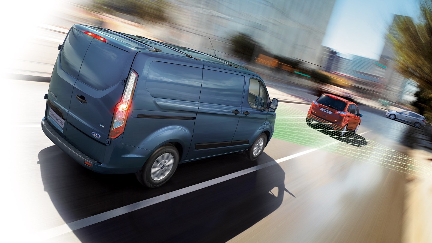 Ford Transit Custom qui suit une autre voiture sur la route