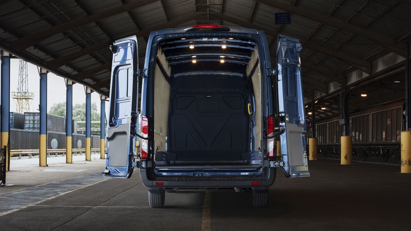 Portes arrière ouvertes du fourgon Ford Transit 2T 