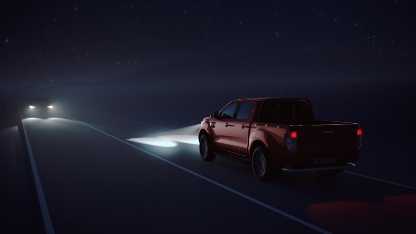 Le Ford Ranger sur route de nuit avec les phares allumés. 
