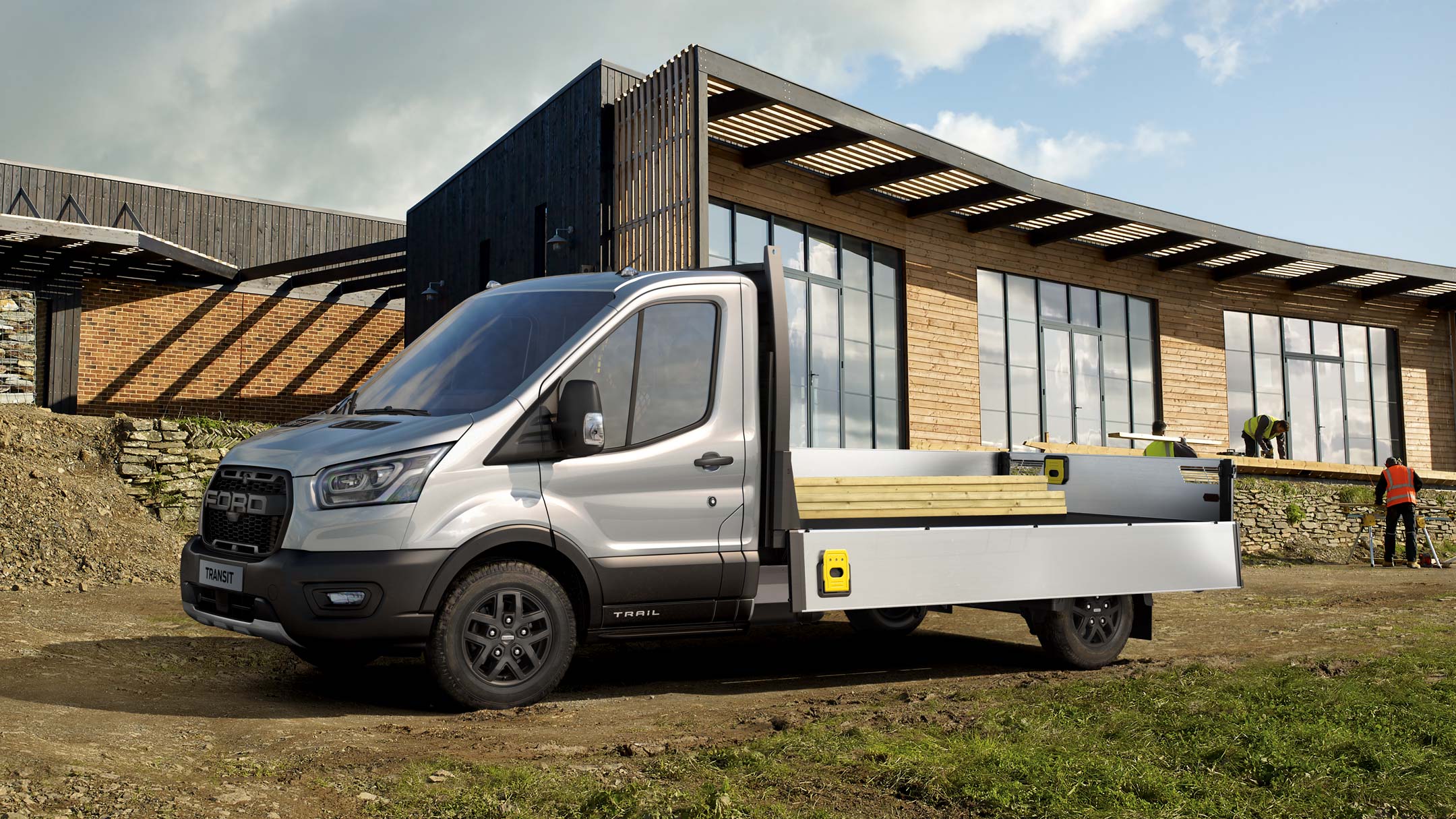 Vue de coupe Ford Transit Châssis Cabine devant une maison en construction.