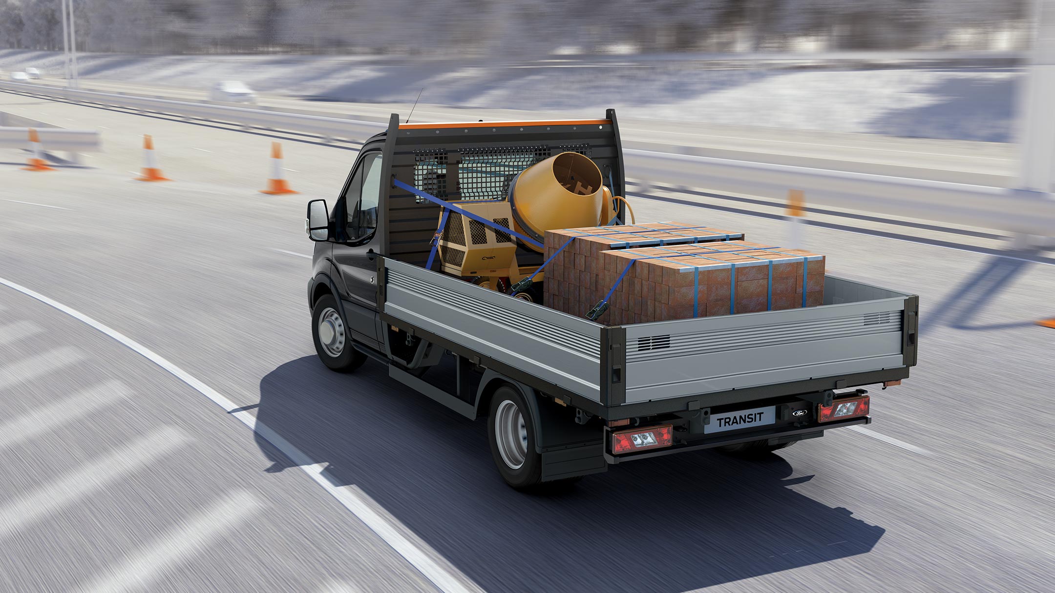 Vue arrière du Ford Transit sur route.