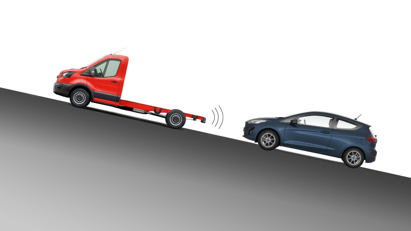Illustration du Transit Châssis Cabine en pente devant un autre véhicule. 