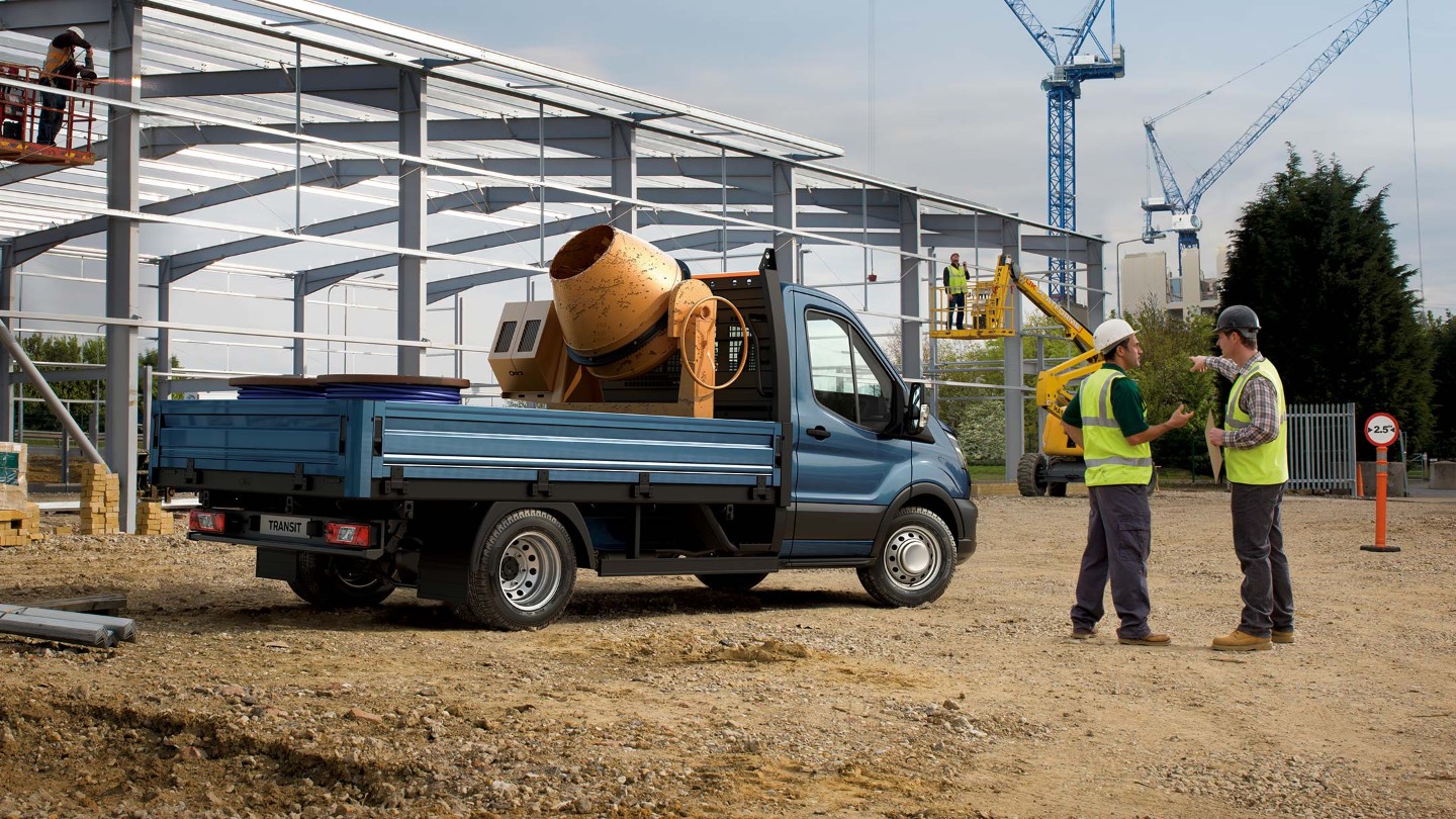 Vue arrière du Ford Transit Châssis Cabine bleu sur un chantier.