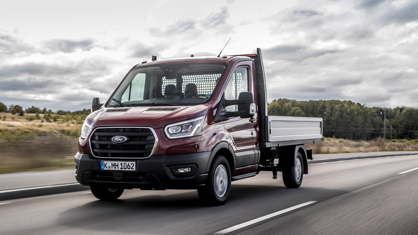 Vue latérale du Ford Transit Châssis Cabine sur route.