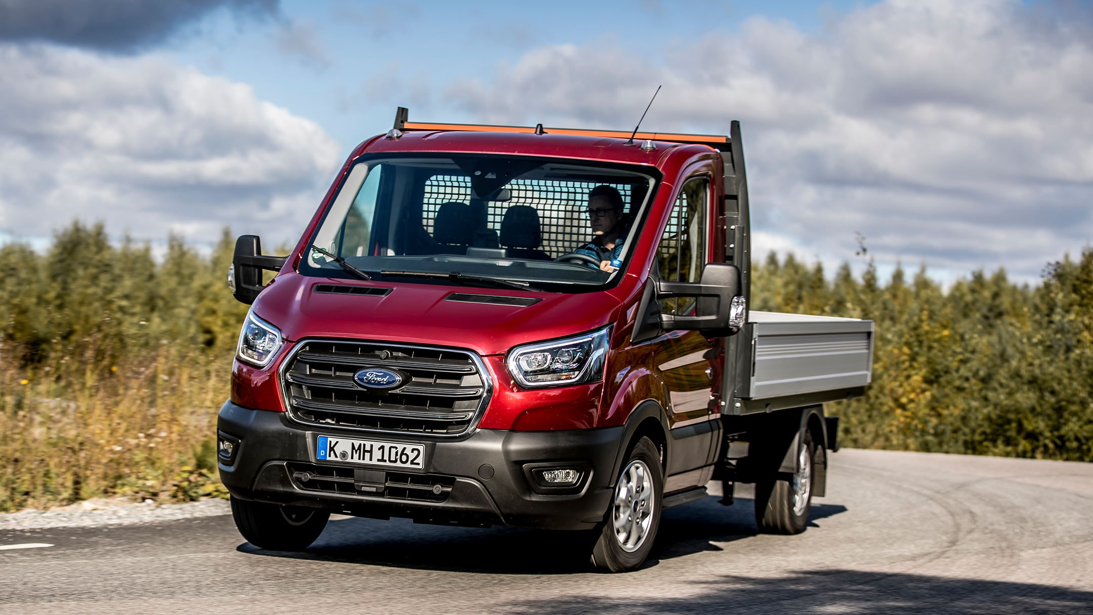 Vue avant Ford Transit Châssis Cabine rouge.