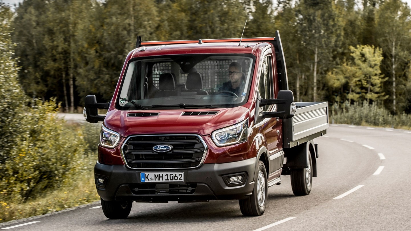 Vue avant Ford Transit Châssis Cabine rouge.