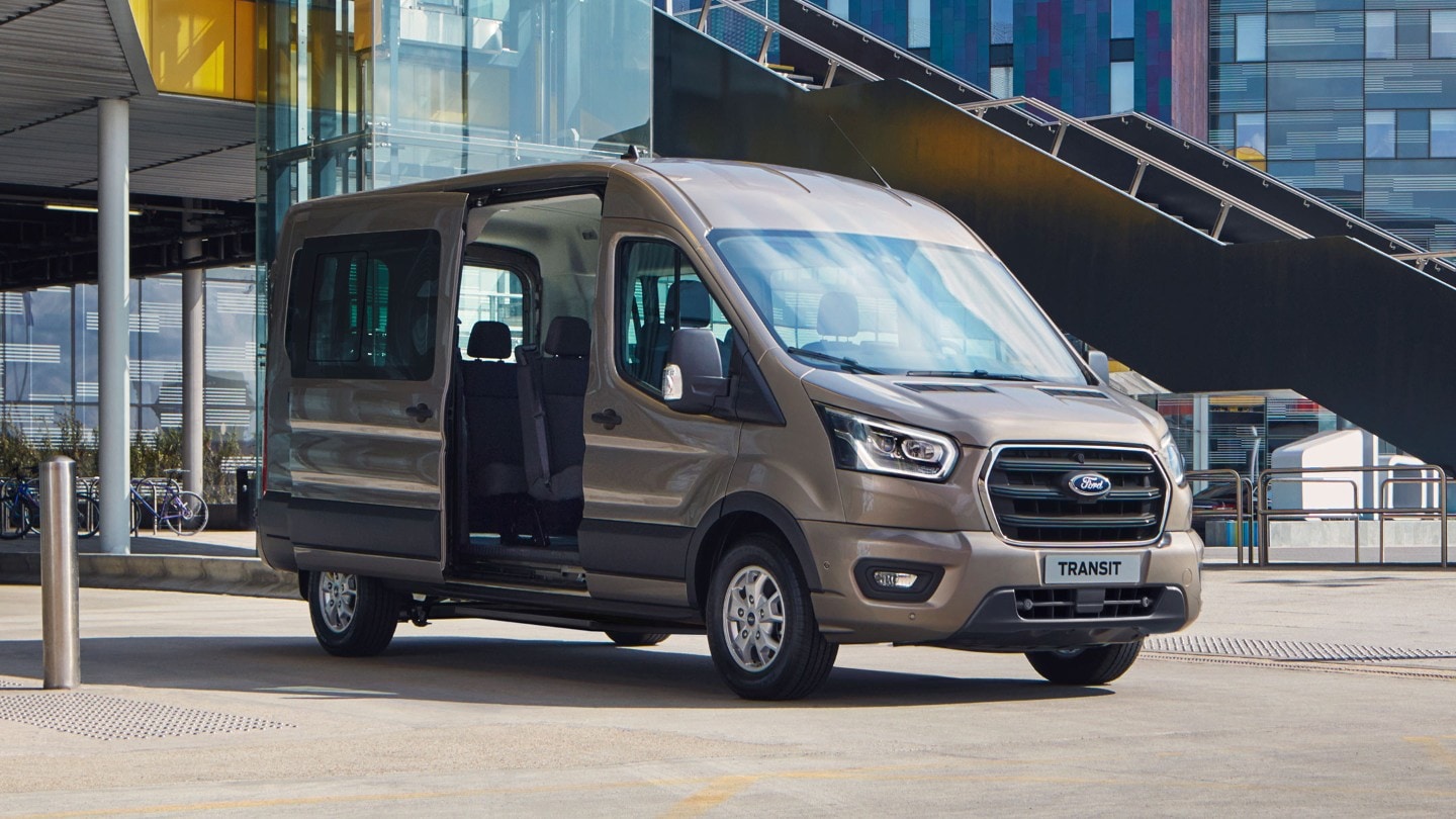 Ford Transit Minicar garé devant un immeuble