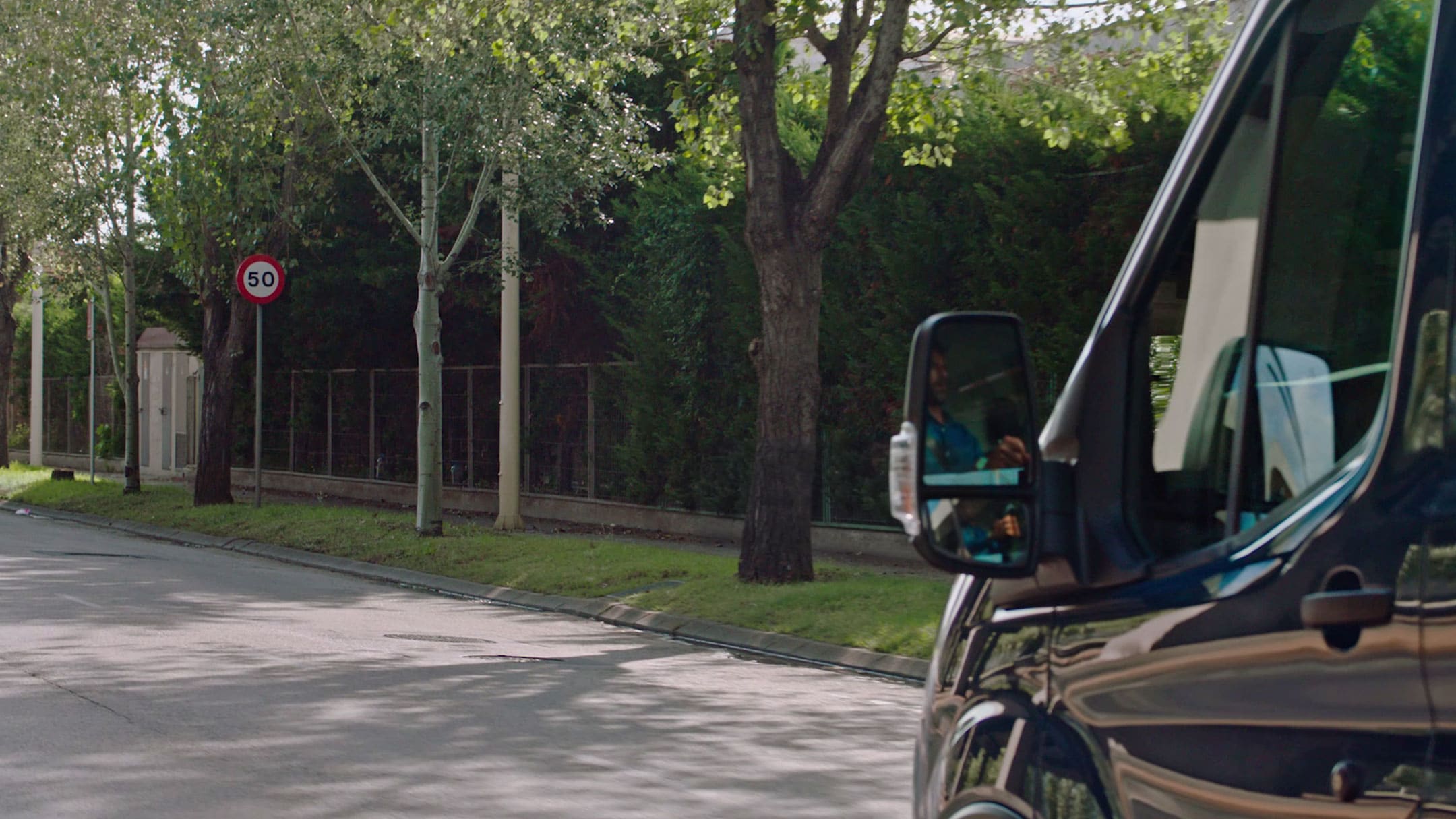 Le Ford Transit devant un panneau de signalisation.