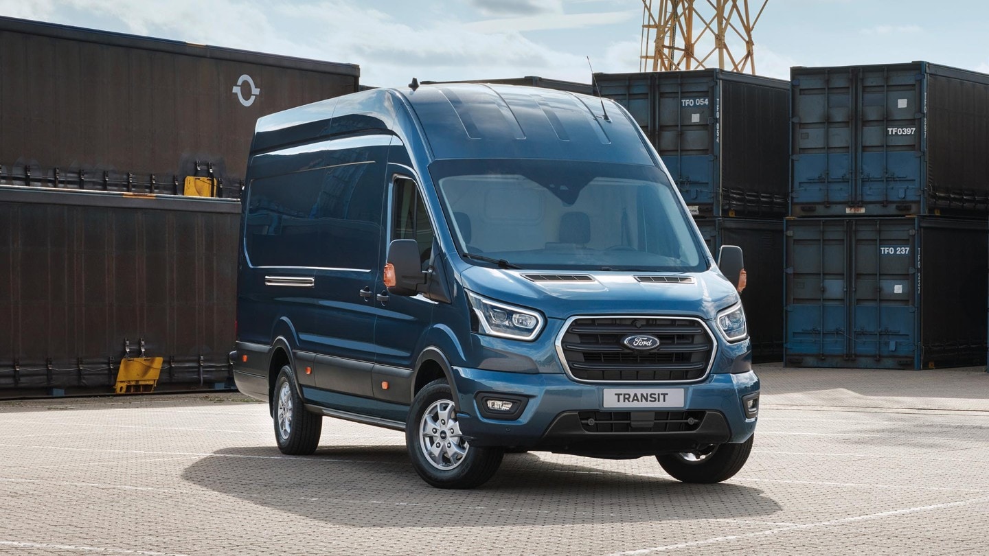 Vue de trois quart du Ford Transit. 