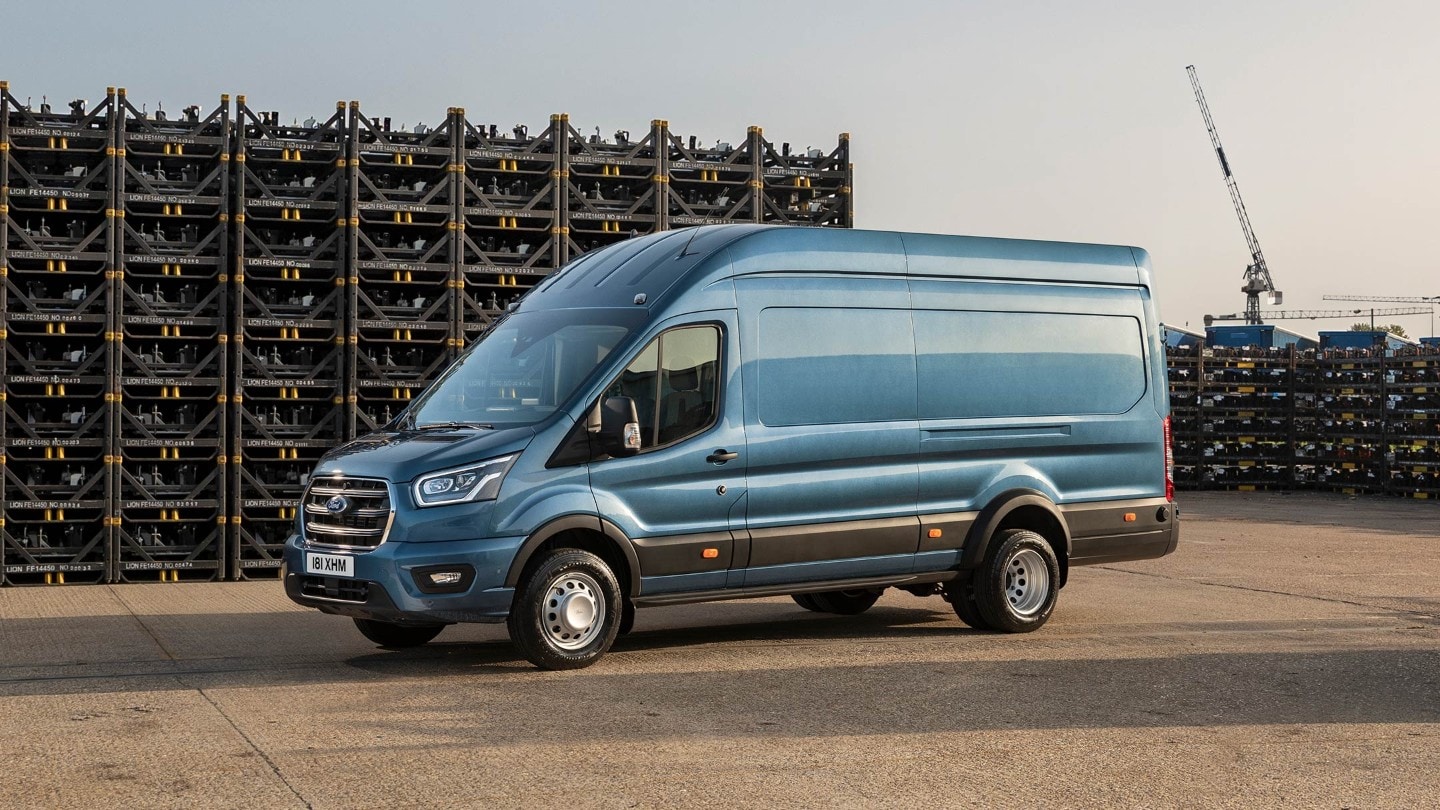 Un Ford Transit 5 Tonnes garé sur un chantier. 