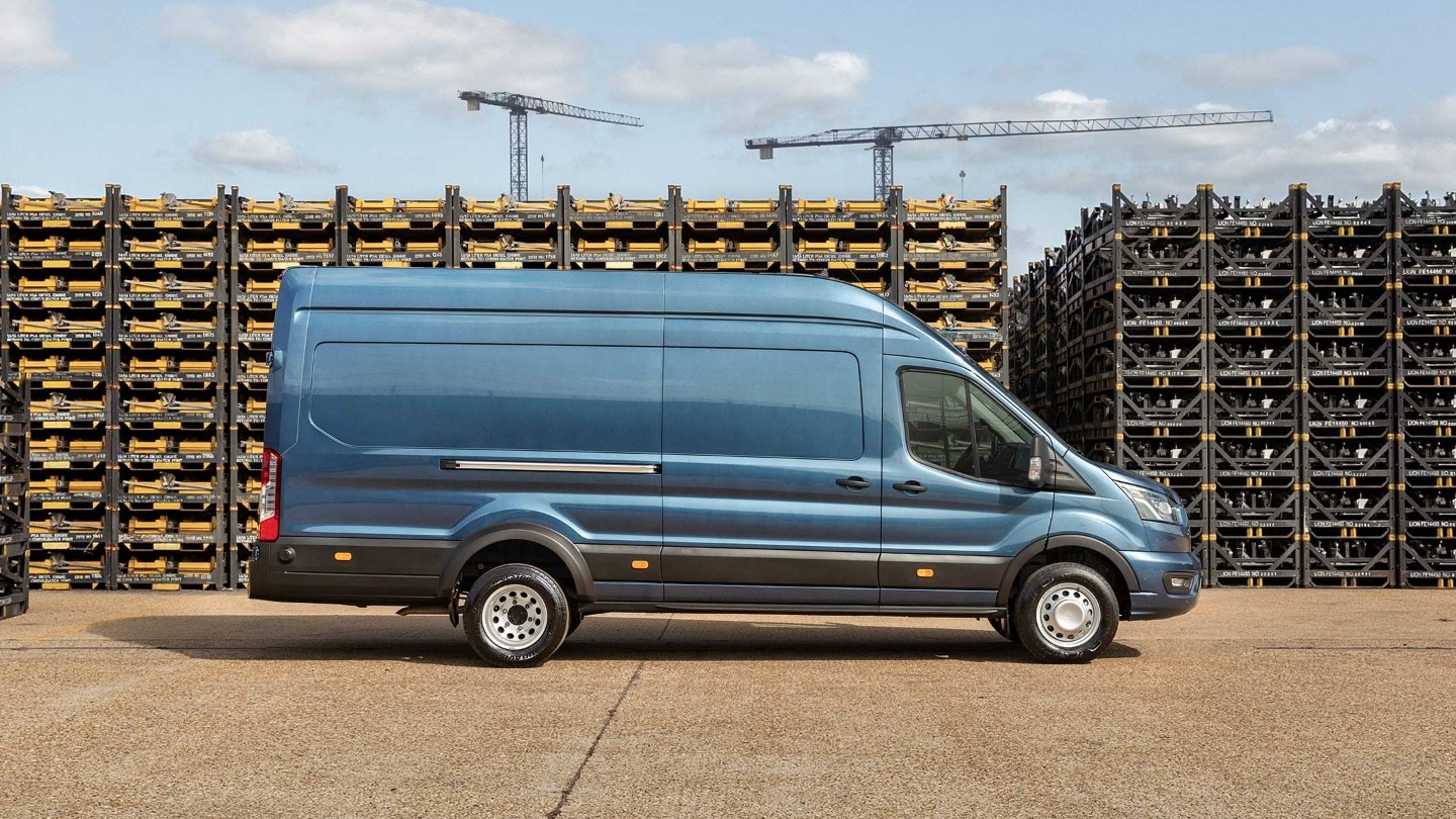 Vue latérale du Ford Transit 5 Tonnes garé. 