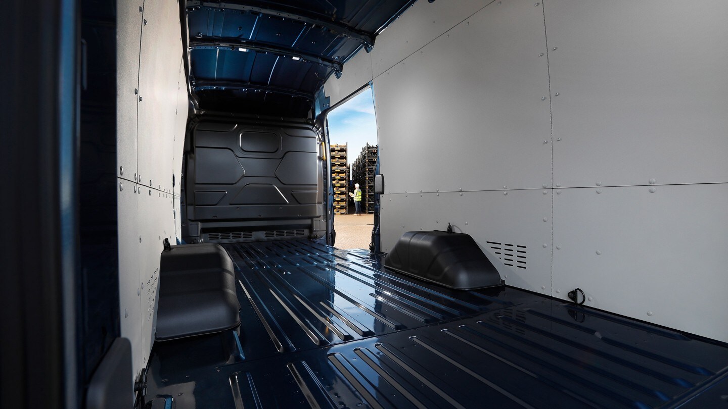 Vue arrière de l’intérieur du Ford Transit 5 Tonnes. 