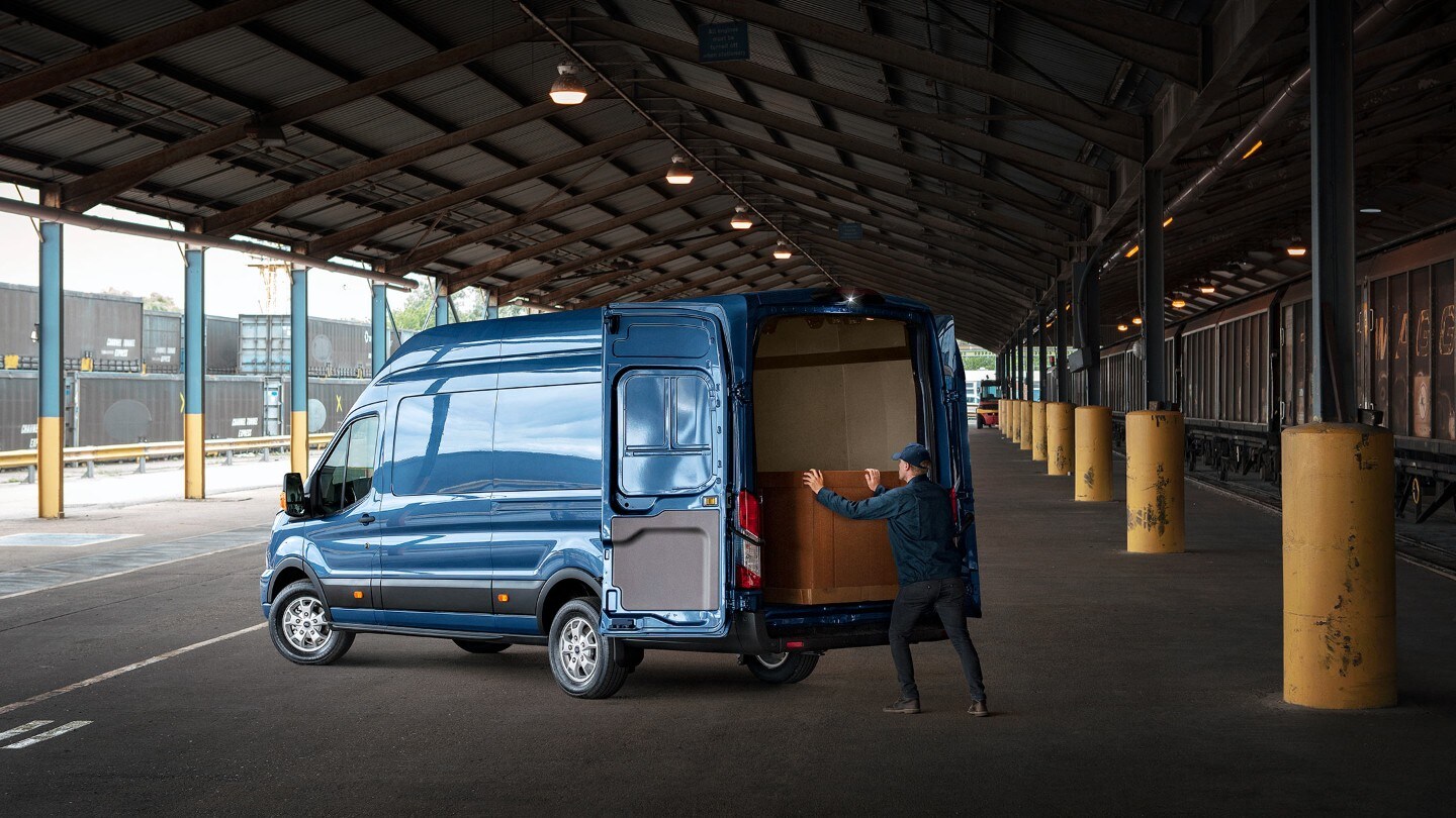 Un homme chargeant le Ford Transit 2T