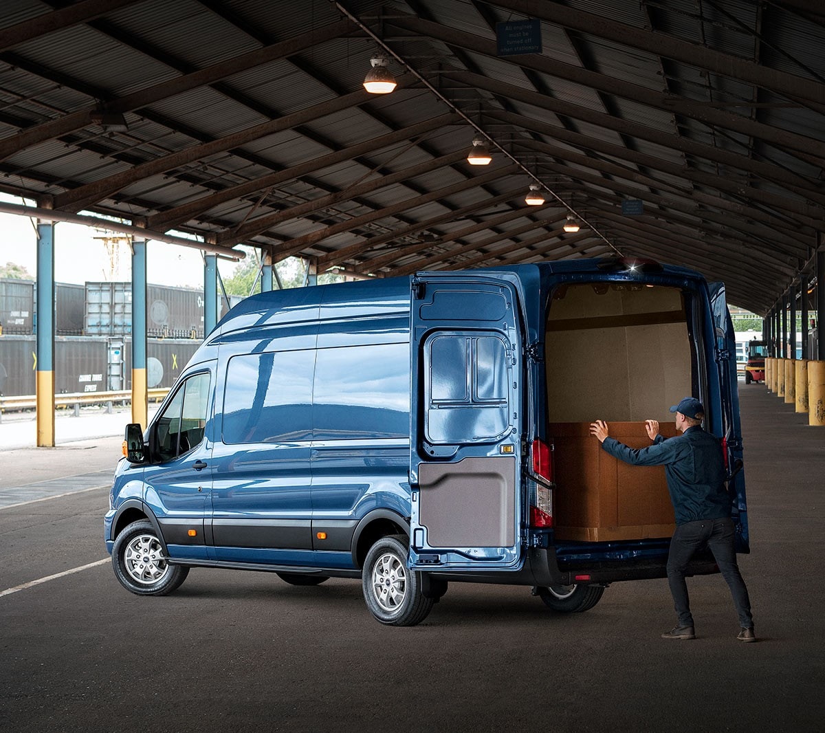 Vue latérale du Ford Transit avec les portes arrière ouvertes.