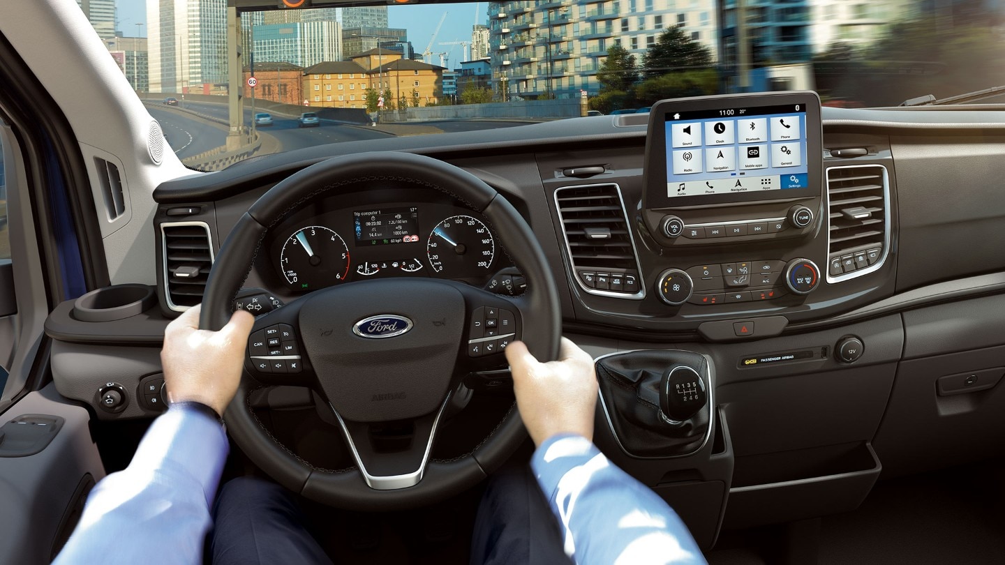 Vue intérieure du Ford Transit, du volant et de l’écran SYNC 3.