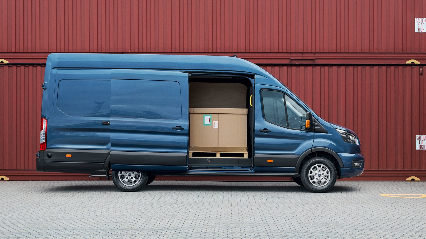 Vue latérale du Ford Transit et de sa porte coulissante. 