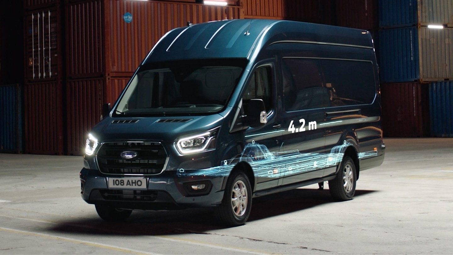 Vue de trois quart du Ford Transit.