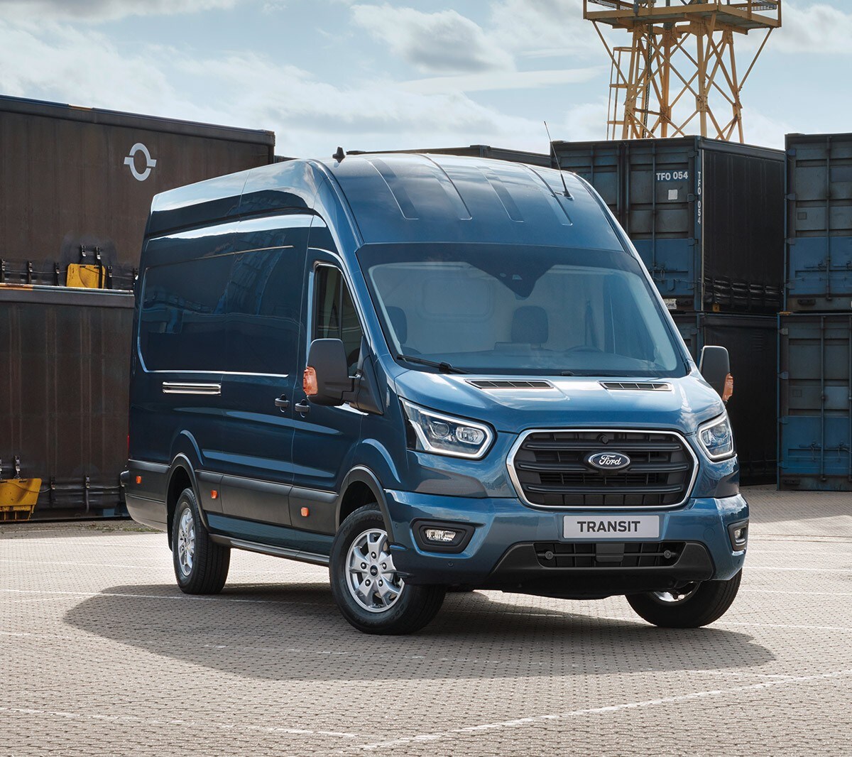 Le Ford Transit garé. 