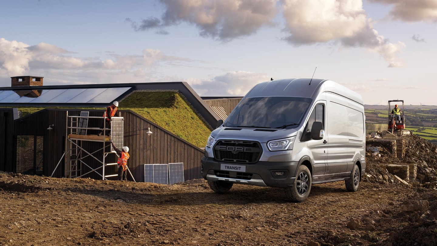 Le Ford Transit Trail stationné sur un chantier de construction