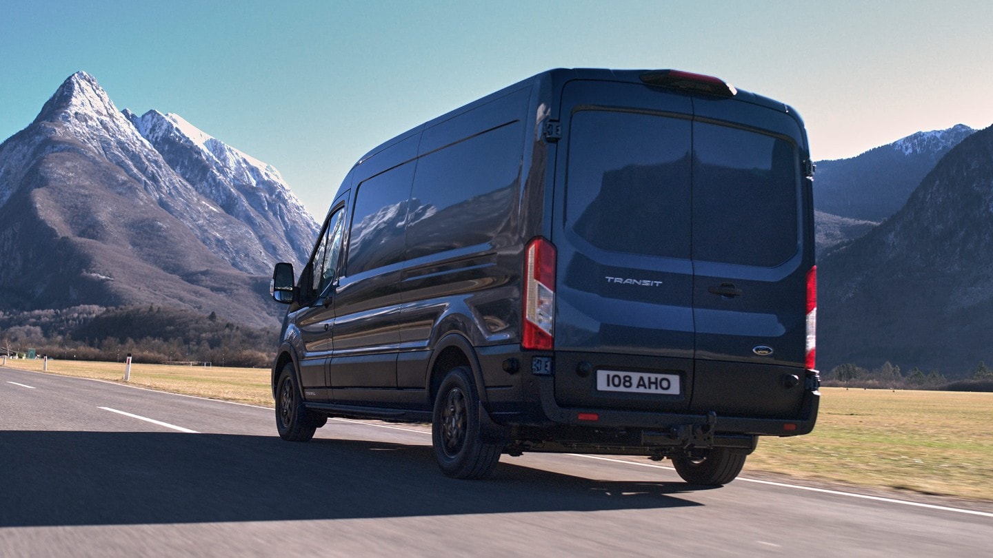 Le Ford Transit Trail Bleu Azur sur la route