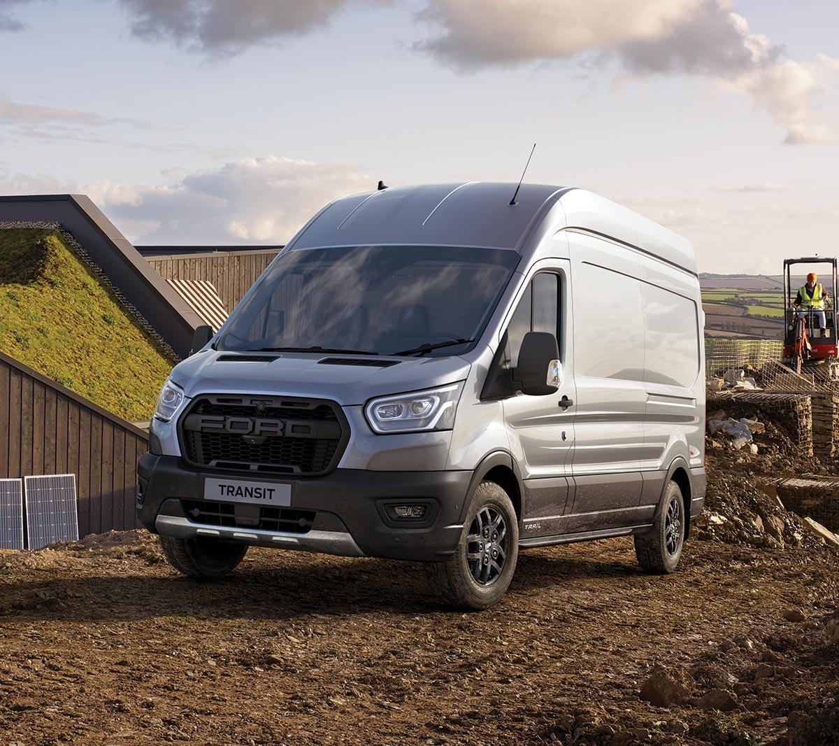 Vue avant du Ford Transit Trail sur un chantier. 