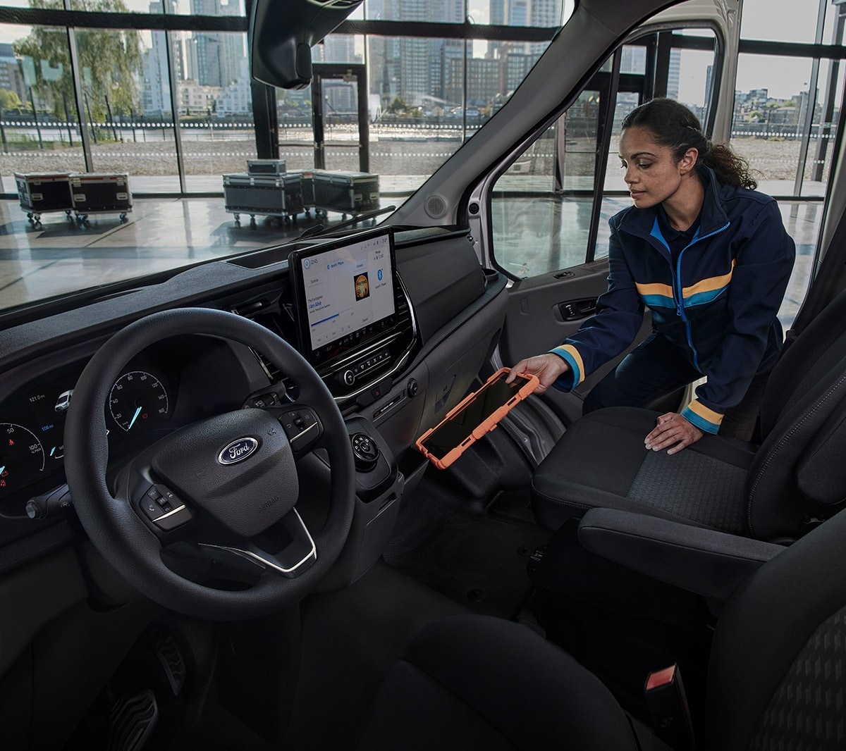 Espace de rangement intérieur du Ford E-Transit.