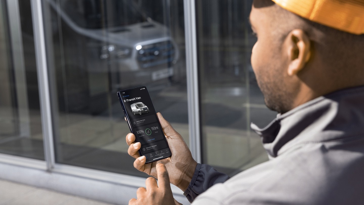 Un homme sur son téléphone mobile. 