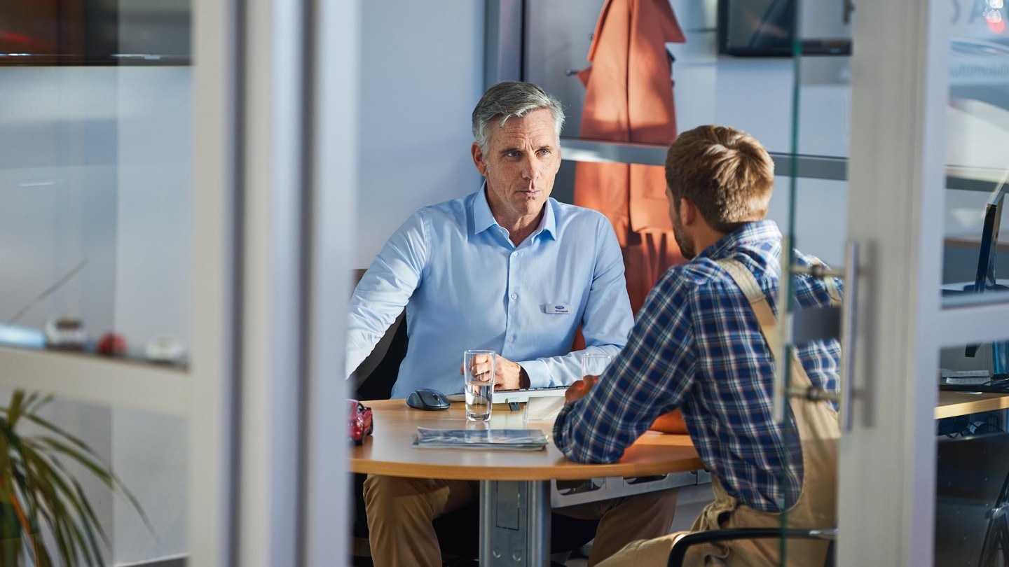 Deux hommes dans un bureau.