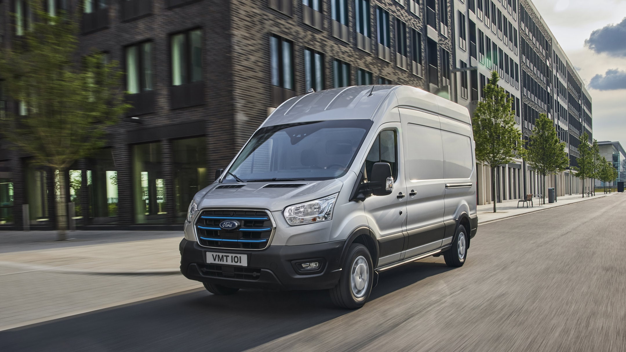 Un Ford E-Transit roulant à travers la ville.