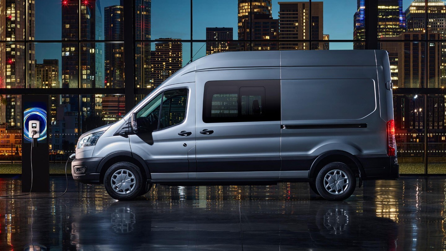 Un Ford E-Transit en train d’être rechargé.