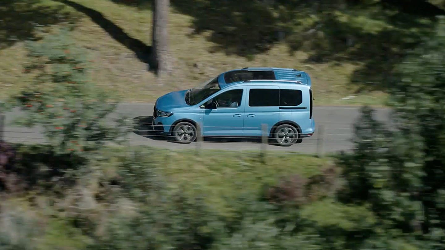 Vue latérale du Ford Tourneo Connect sur la route.