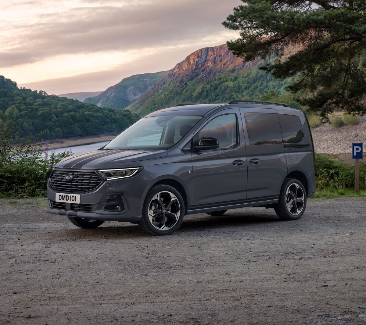 Vue latérale du Ford Tourneo Connect Sport.