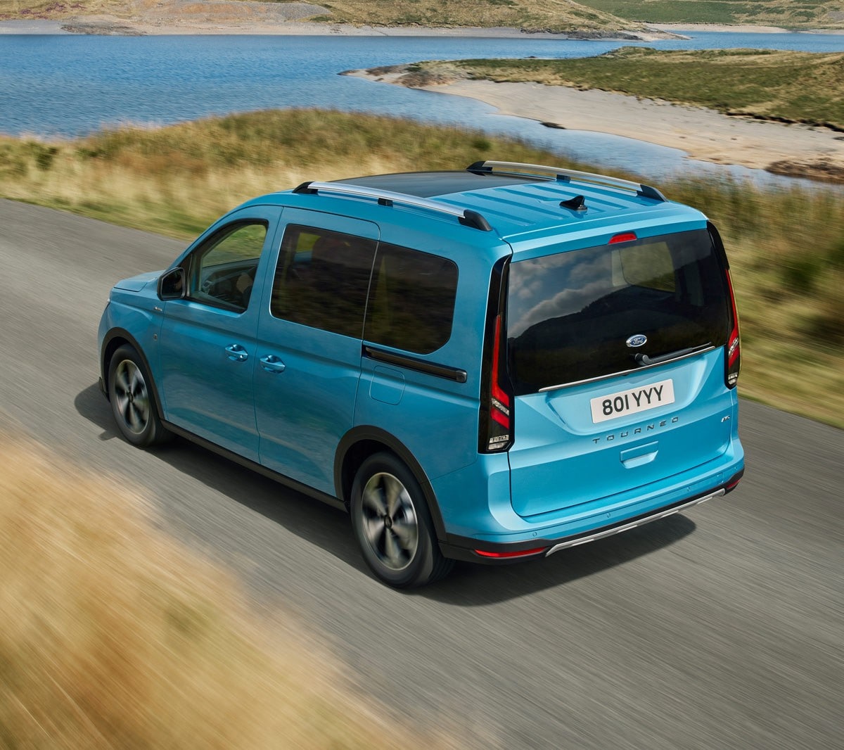 Vue ¾ du Ford Tourneo Connect Active sur la route.