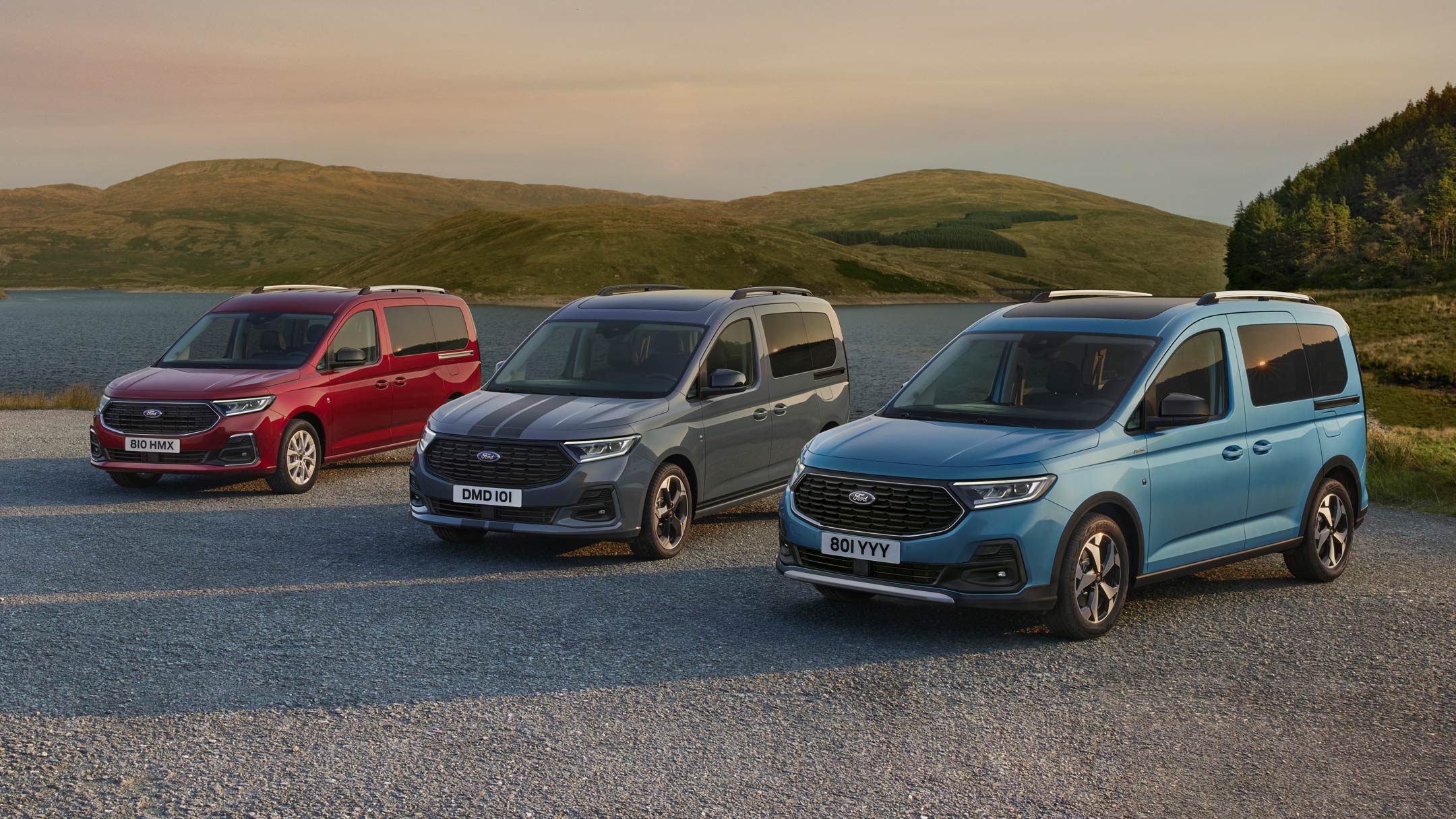 Vue avant ¾ des Ford Tourneo Connect Titanium, Sport et Active.