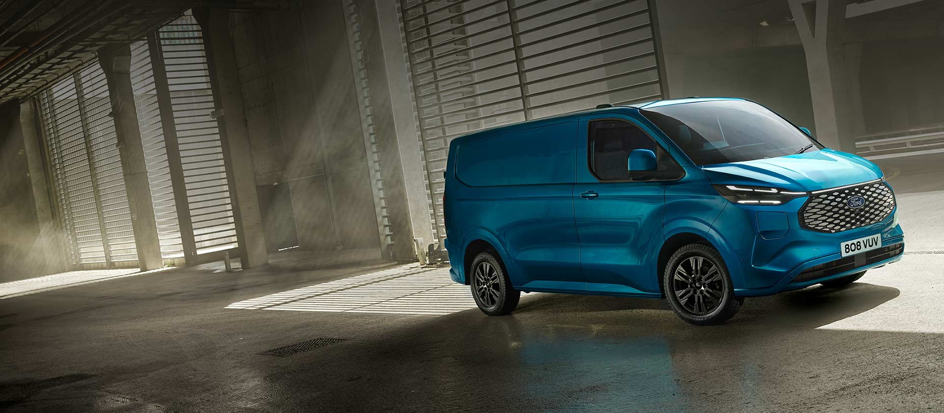 Fourgon électrique Ford E-Transit Custom bleu.