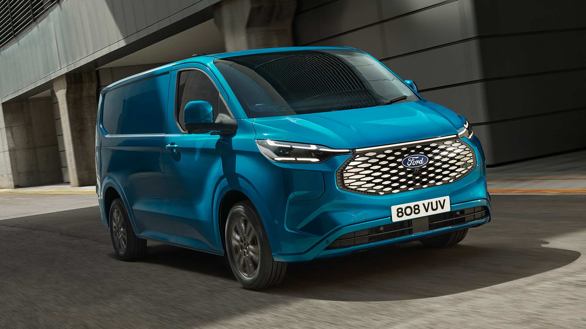 Fourgon électrique Ford E-Transit Custom bleu en circulation.