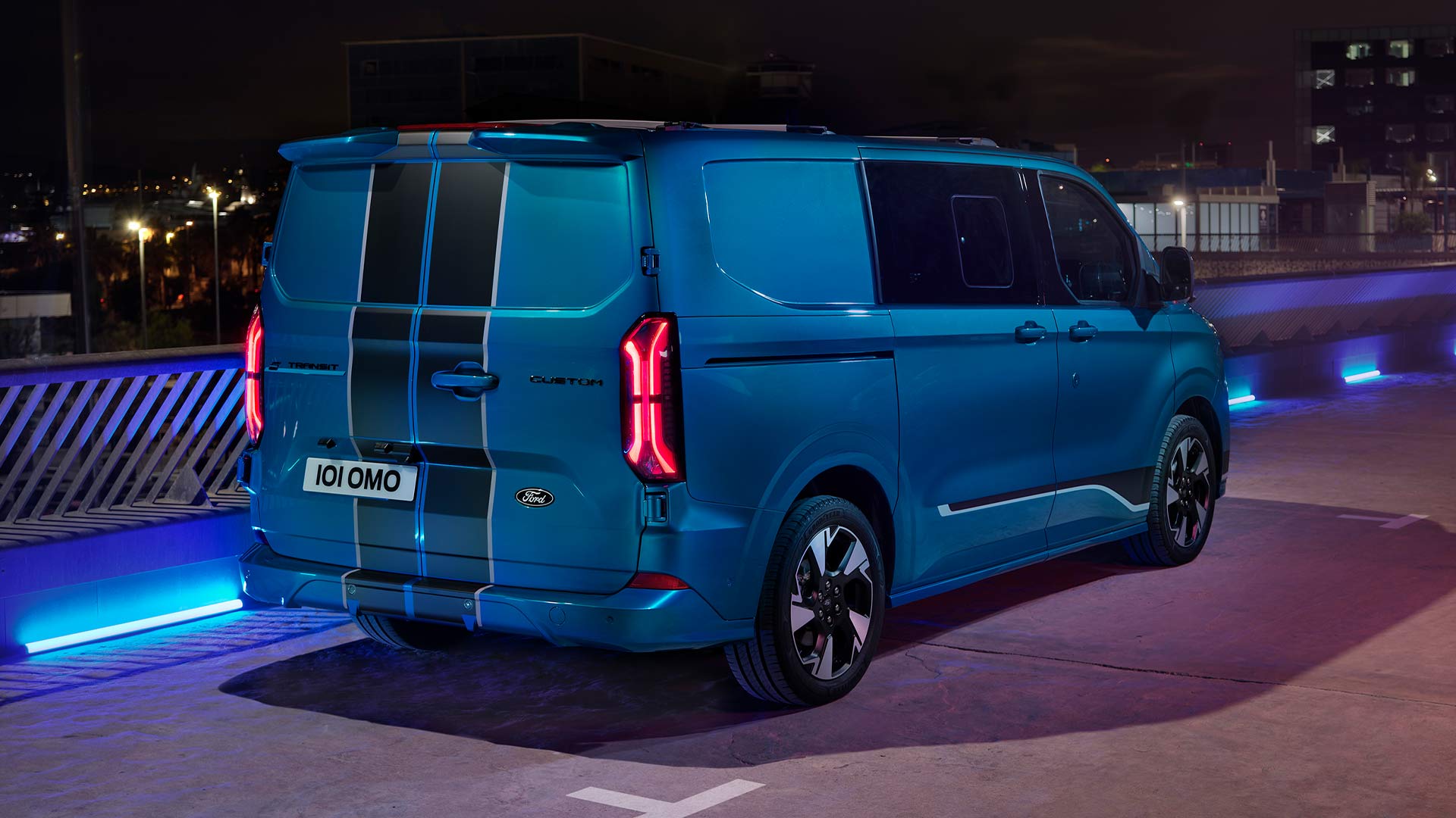 Vue arrière d'un fourgon électrique Ford E-Transit Custom Sport double cabine bleu.