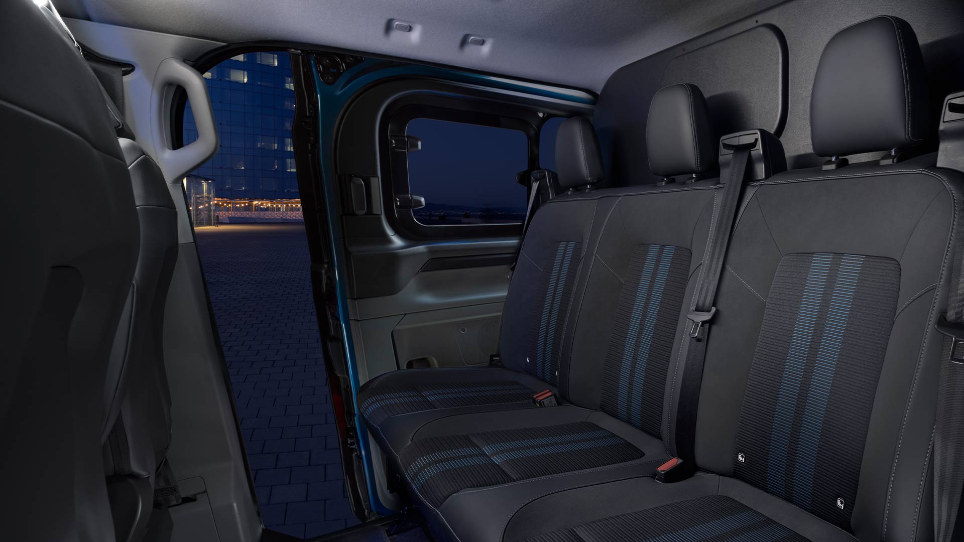 Deuxième rangée de sièges dans un Ford E-Transit Custom DCIV.