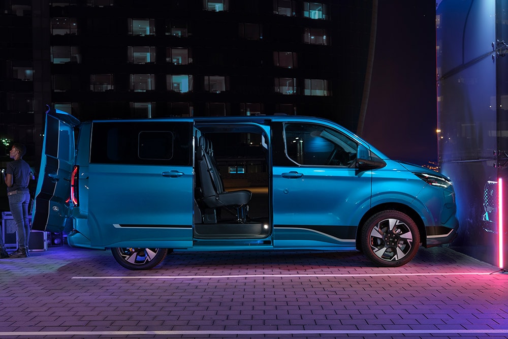 Fourgon électrique Ford E-Transit Custom double cabine bleu avec les portes ouvertes.
