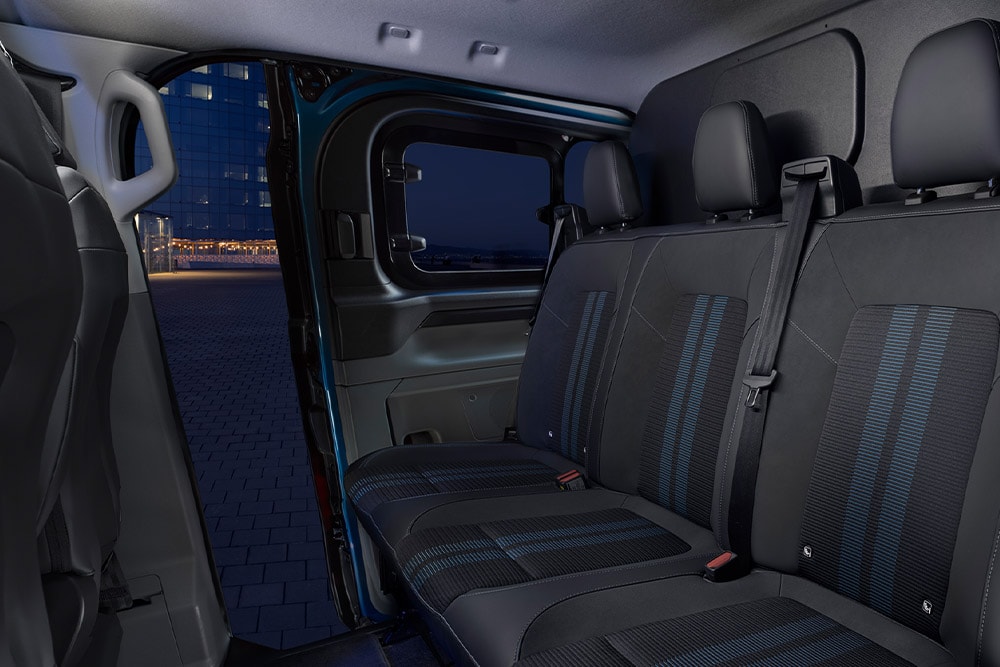 Deuxième rangée de sièges dans un Ford E-Transit Custom DCIV.