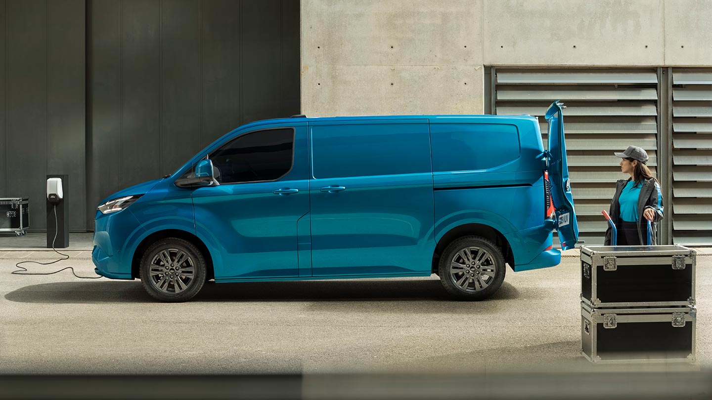 Fourgon électrique Ford E-Transit Custom bleu en chargement.