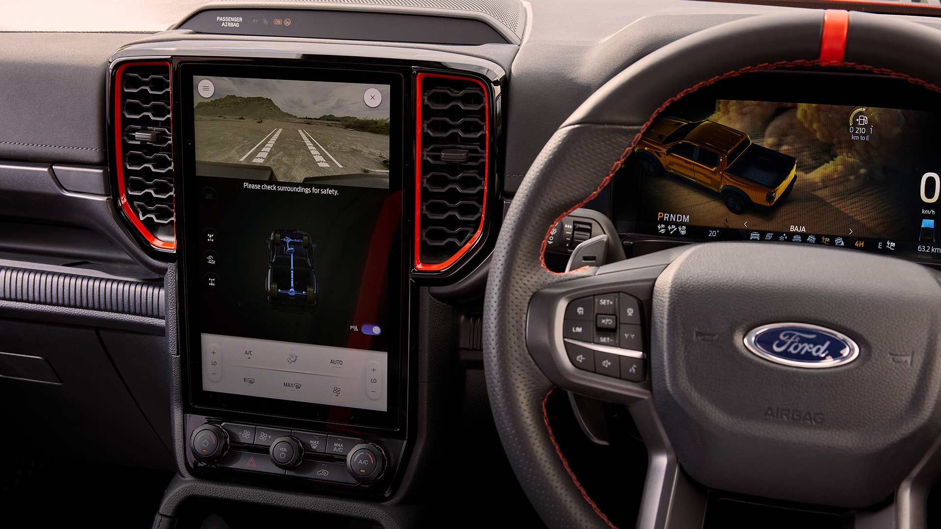 Vue intérieure du tableau de bord et de l’écran d’infodivertissement du Ford Ranger Raptor.