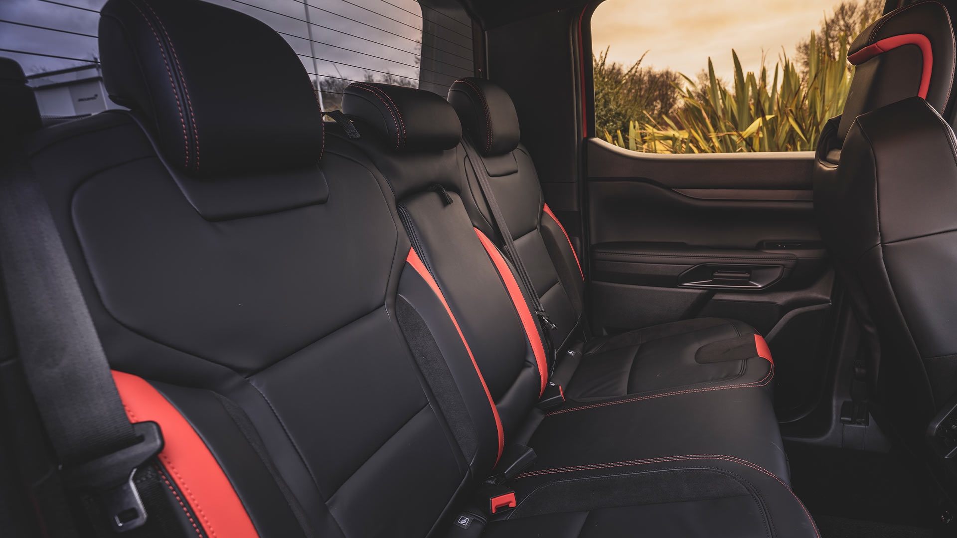 Sièges arrière noirs à finitions rouges du Ford Ranger Raptor.