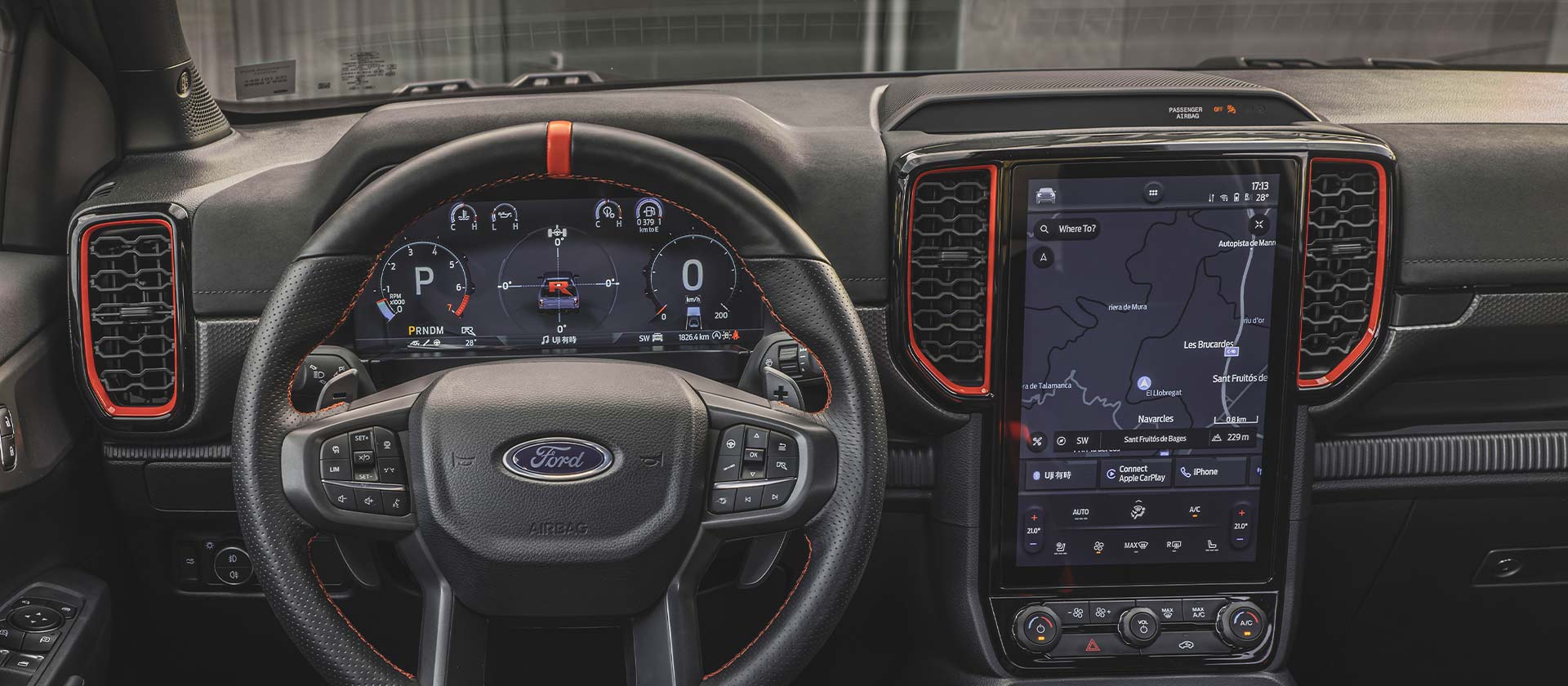 Vue intérieure du tableau de bord et de l’écran d’infodivertissement du Ford Ranger Raptor.