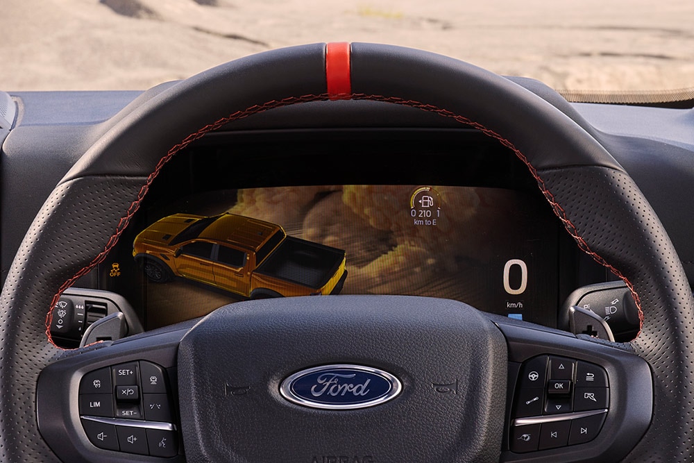 Volant du Ford Ranger Raptor avec repère de point mort haut et affichage numérique du tableau de bord.