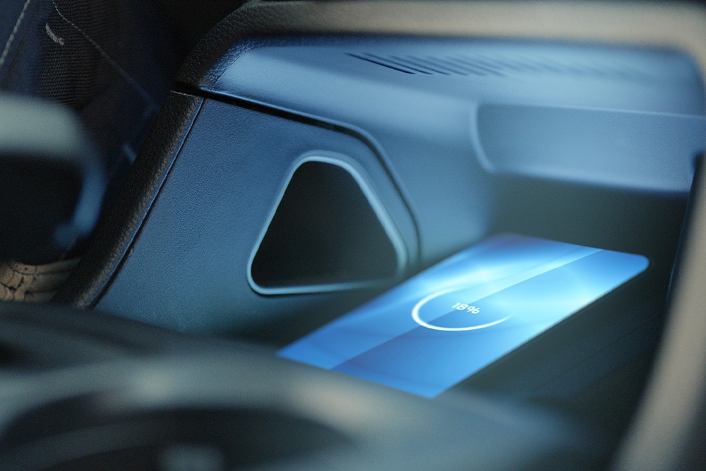Chargement d’un téléphone sans fil dans un Ford Ranger Raptor.
