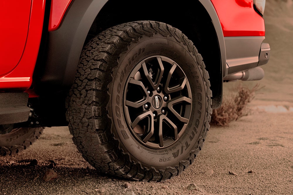 Détail de pneu et d’une roue d’un Ford Ranger Raptor Code Orange.