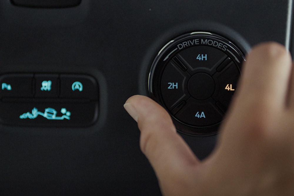 Une personne sélectionnant le mode de conduite sur le Ford Ranger Raptor.