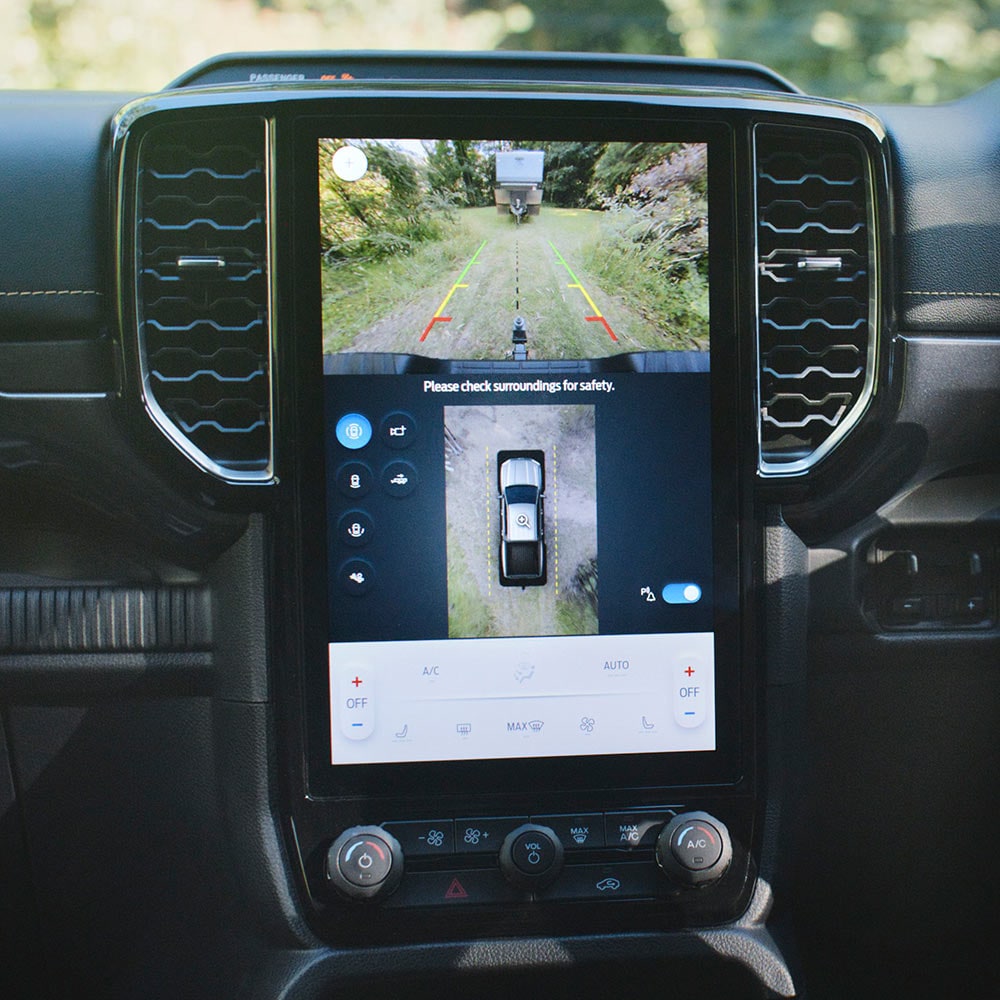 Écran tactile du Ford Ranger Raptor montrant une caméra à 360 degrés.
