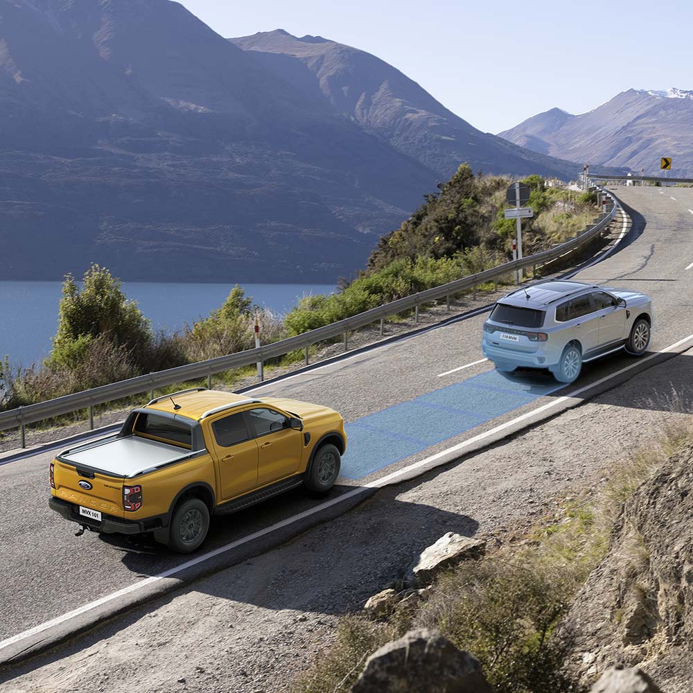 Ford Ranger Cyber Orange utilisant le régulateur de vitesse adaptatif pendant la conduite.